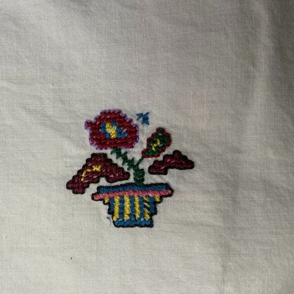 Vintage Hand-Embroidered Pillowcase Set – Floral Basket Design - Picture 7 of 8